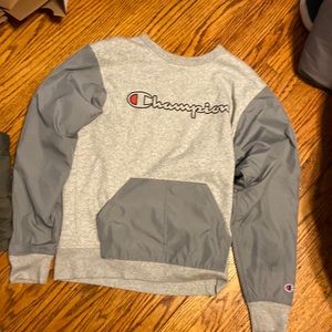 Champion sweatshirt with pockets at the bottom